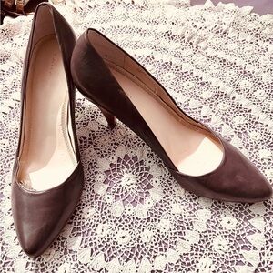 Pre-owned, excellent condition, TAHARI, 3.5” heel, taupe Size 10M